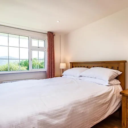 4 Bedroom Luxury Overlooking Bay Holiday home *