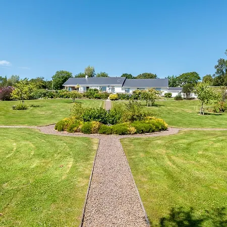 4 Bedroom Luxury Overlooking Bay Holiday home