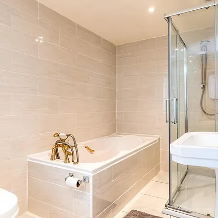 4 Bedroom Luxury Overlooking Bay Holiday home *